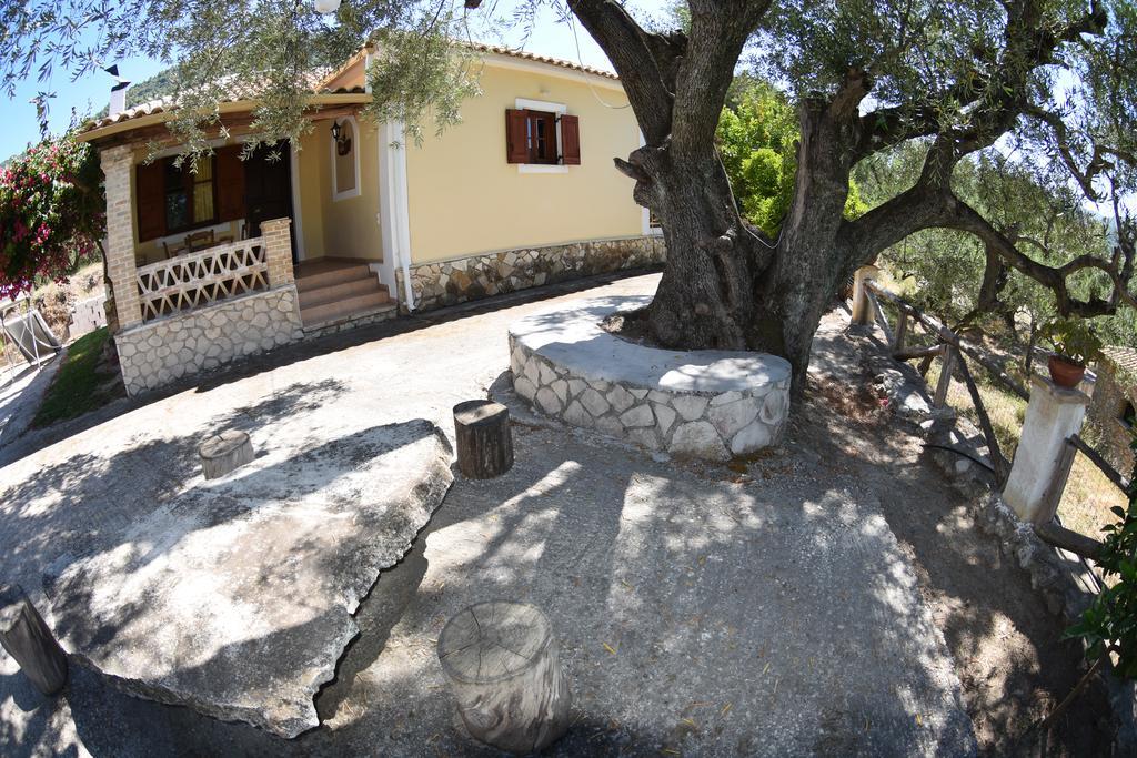 Yannis' Village Keri Luaran gambar